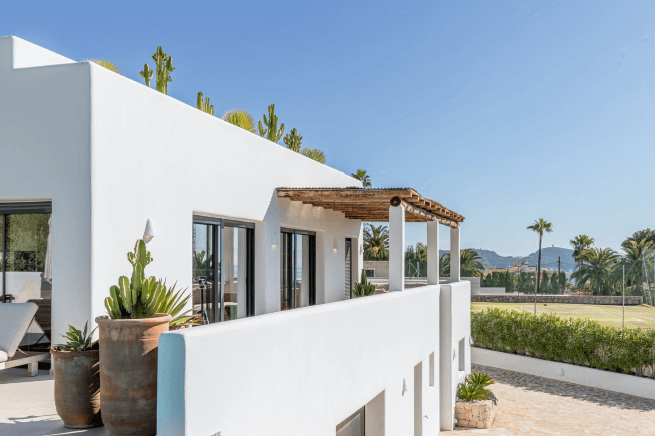 Ibiza Style Luxe Villa in Moraira — Mediterrane Elegantie op Slechts 1 km van Zee