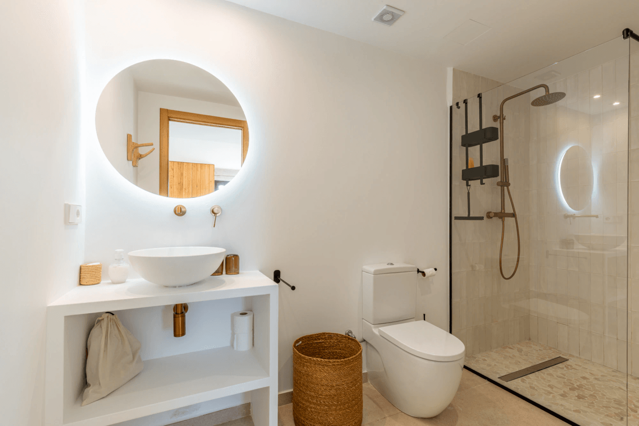 Ibiza Style Luxe Villa in Moraira — Mediterrane Elegantie op Slechts 1 km van Zee
