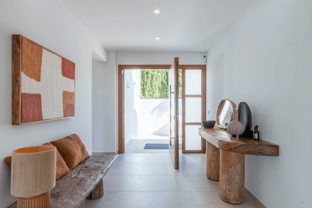 Ibiza Style Luxe Villa in Moraira — Mediterrane Elegantie op Slechts 1 km van Zee