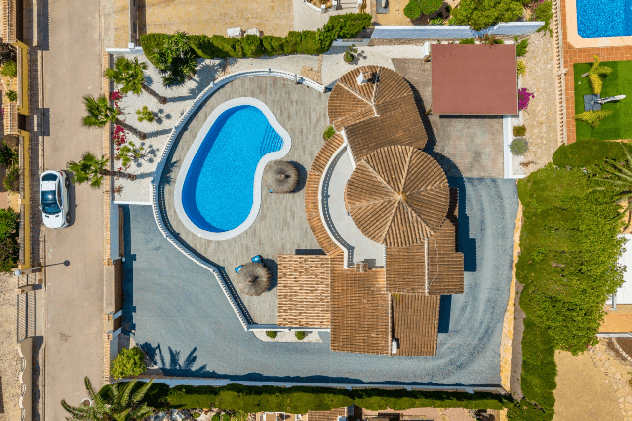 Exclusieve, trendy en volledig gerenoveerde villa met panoramisch zeezicht te koop in Moraira – toplocatie nabij centrum en strand
