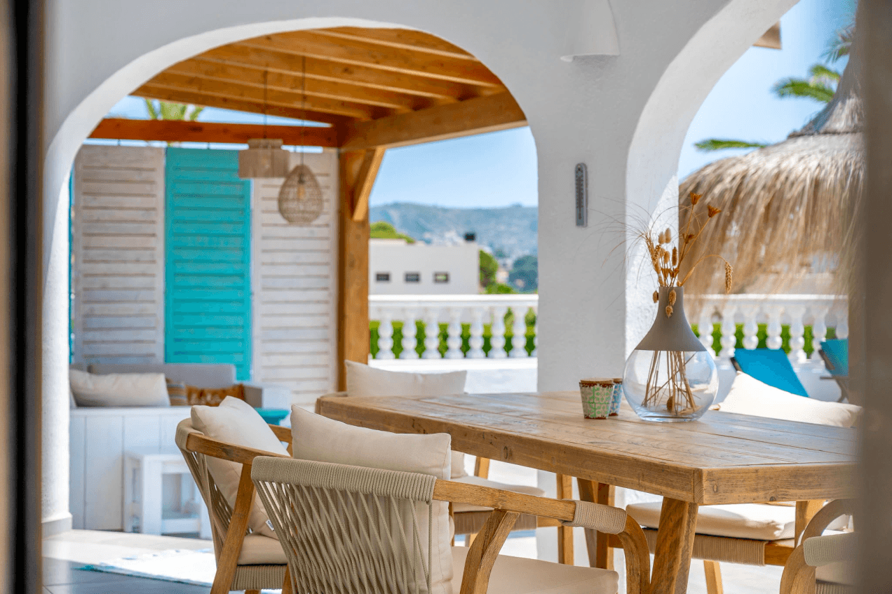 Exclusieve, trendy en volledig gerenoveerde villa met panoramisch zeezicht te koop in Moraira – toplocatie nabij centrum en strand