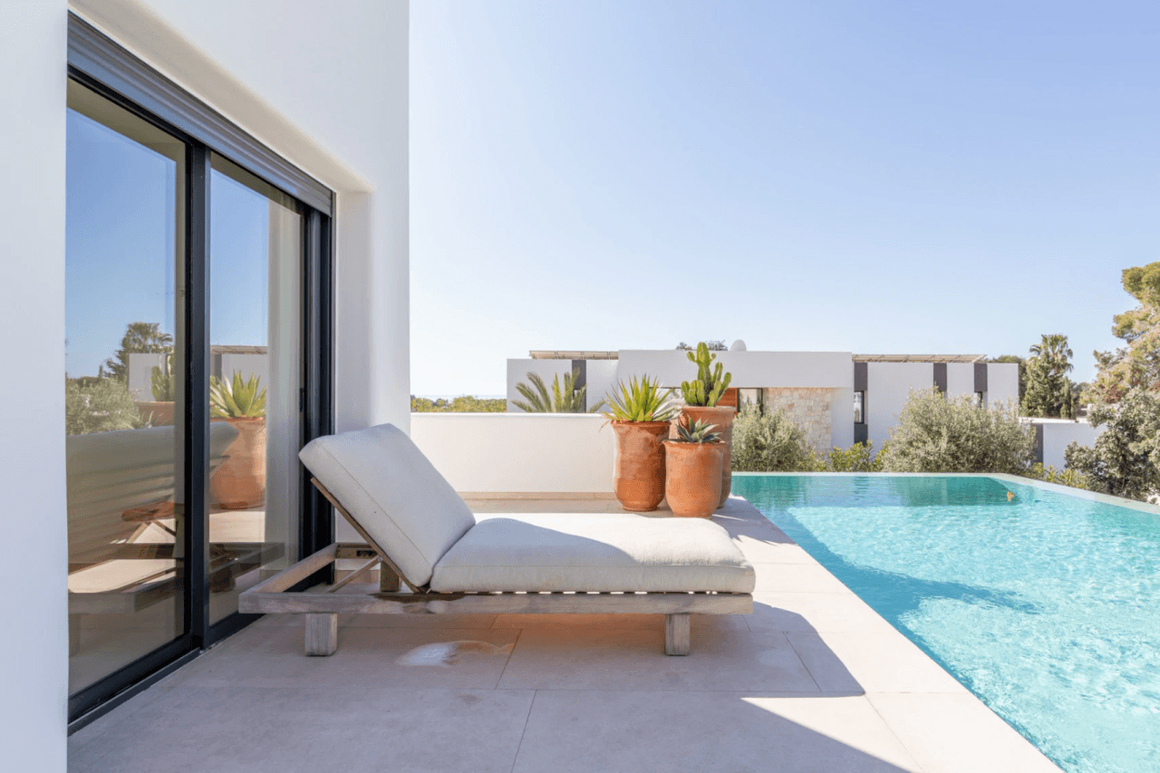 Ibiza Style Luxe Villa in Moraira — Mediterrane Elegantie op Slechts 1 km van Zee