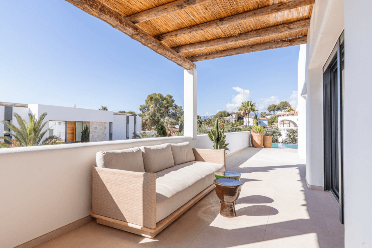 Ibiza Style Luxe Villa in Moraira — Mediterrane Elegantie op Slechts 1 km van Zee