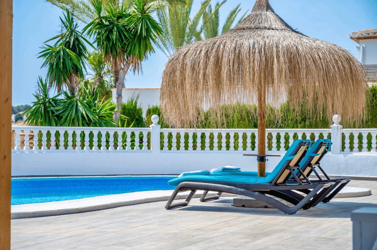 Exclusieve, trendy en volledig gerenoveerde villa met panoramisch zeezicht te koop in Moraira – toplocatie nabij centrum en strand