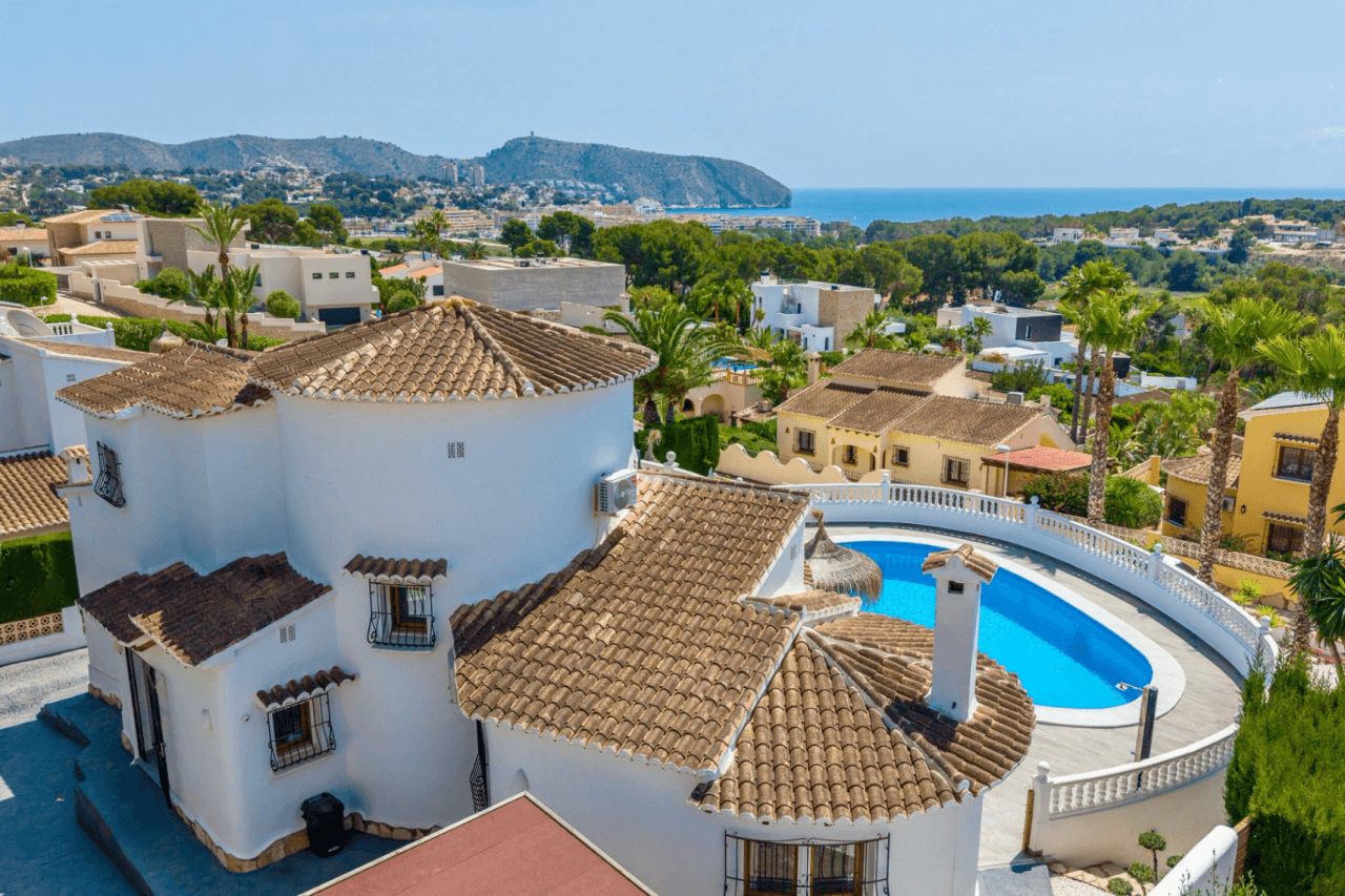 Exclusieve, trendy en volledig gerenoveerde villa met panoramisch zeezicht te koop in Moraira – toplocatie nabij centrum en strand