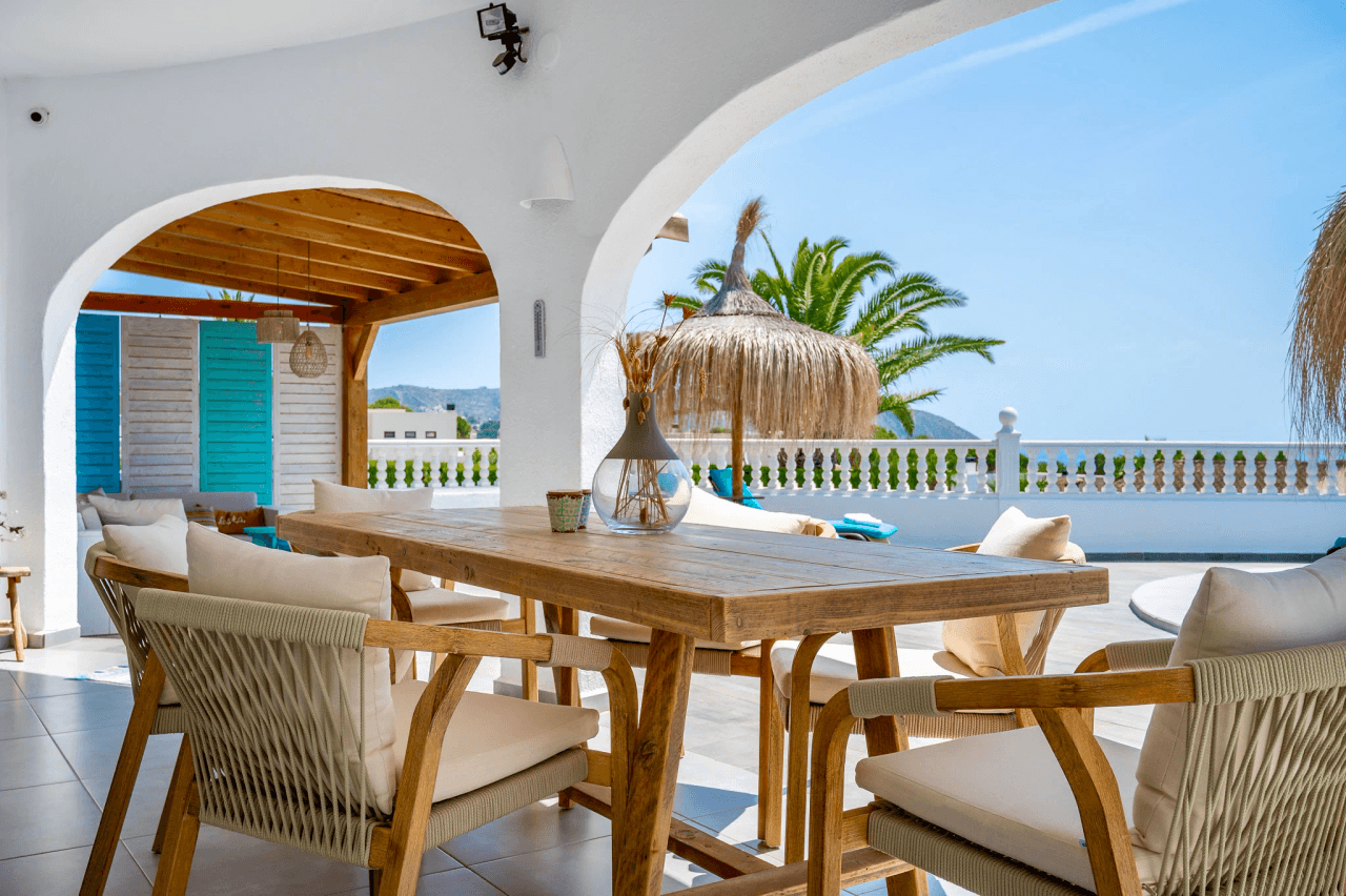 Exclusieve, trendy en volledig gerenoveerde villa met panoramisch zeezicht te koop in Moraira – toplocatie nabij centrum en strand