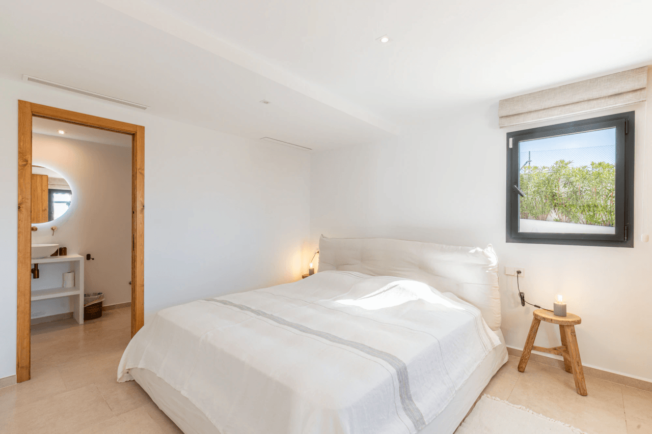 Ibiza Style Luxe Villa in Moraira — Mediterrane Elegantie op Slechts 1 km van Zee