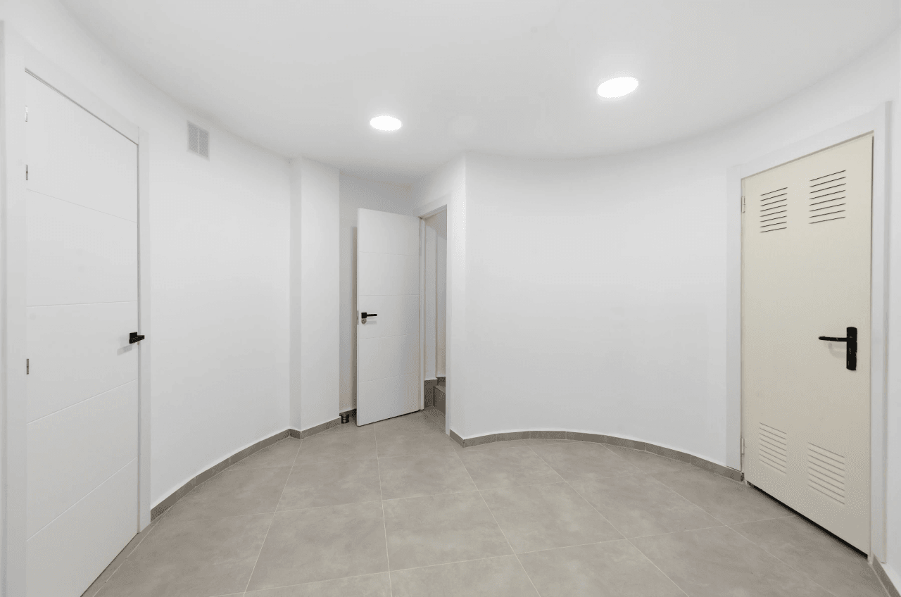 Exclusieve, trendy en volledig gerenoveerde villa met panoramisch zeezicht te koop in Moraira – toplocatie nabij centrum en strand