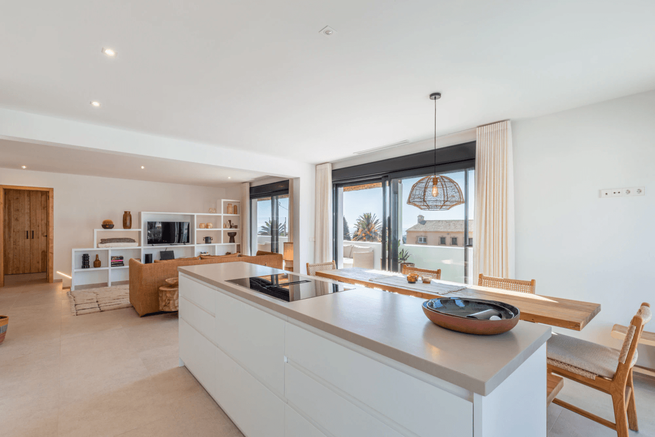 Ibiza Style Luxe Villa in Moraira — Mediterrane Elegantie op Slechts 1 km van Zee