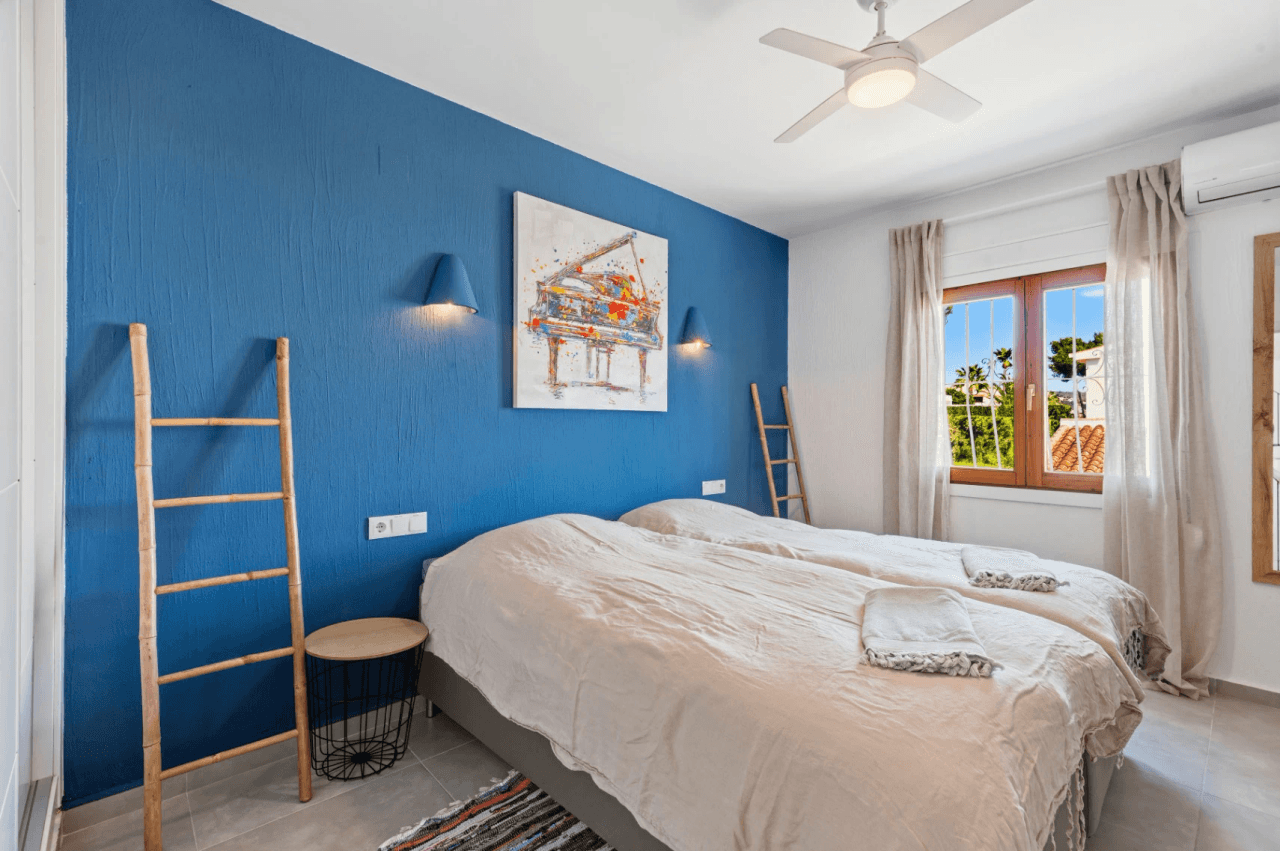 Exclusieve, trendy en volledig gerenoveerde villa met panoramisch zeezicht te koop in Moraira – toplocatie nabij centrum en strand