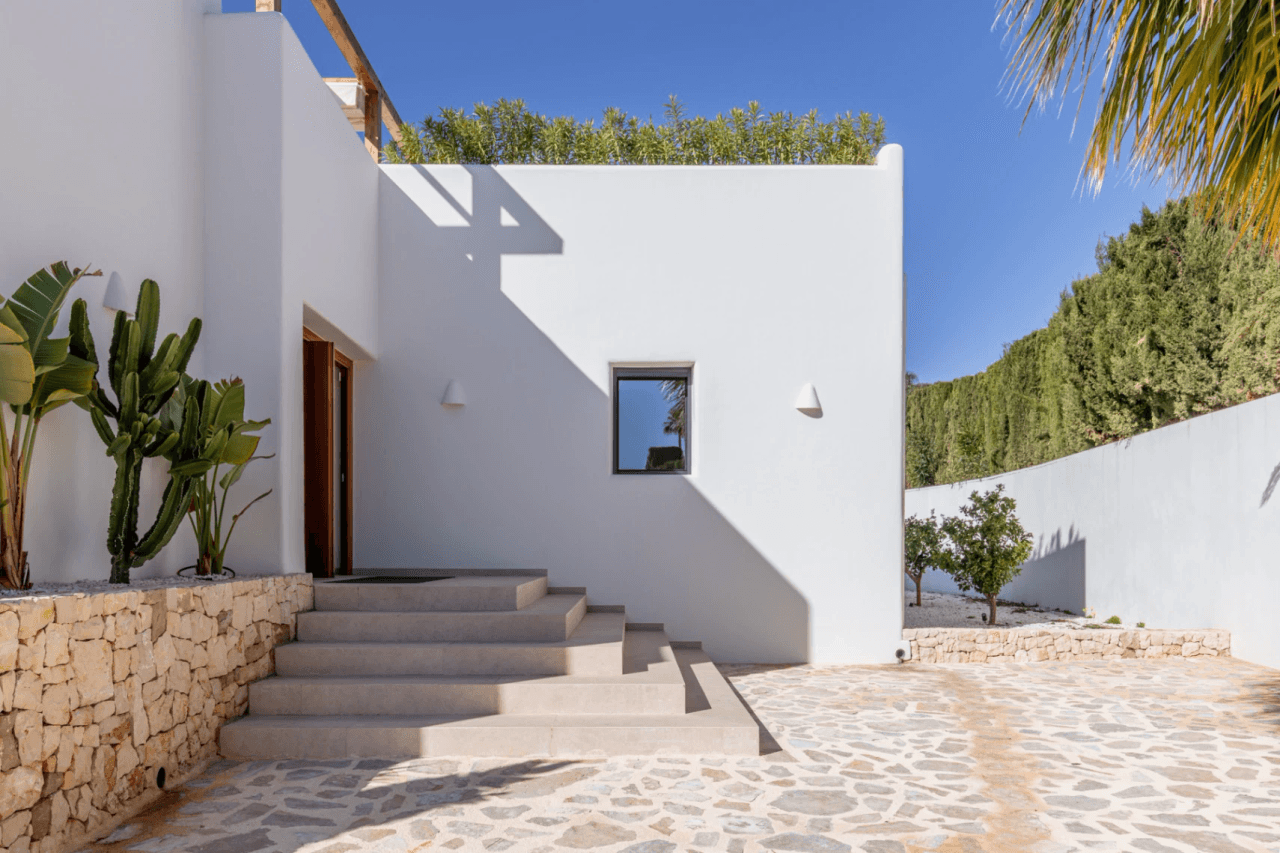 Ibiza Style Luxe Villa in Moraira — Mediterrane Elegantie op Slechts 1 km van Zee