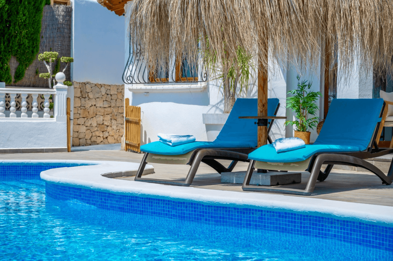 Exclusieve, trendy en volledig gerenoveerde villa met panoramisch zeezicht te koop in Moraira – toplocatie nabij centrum en strand