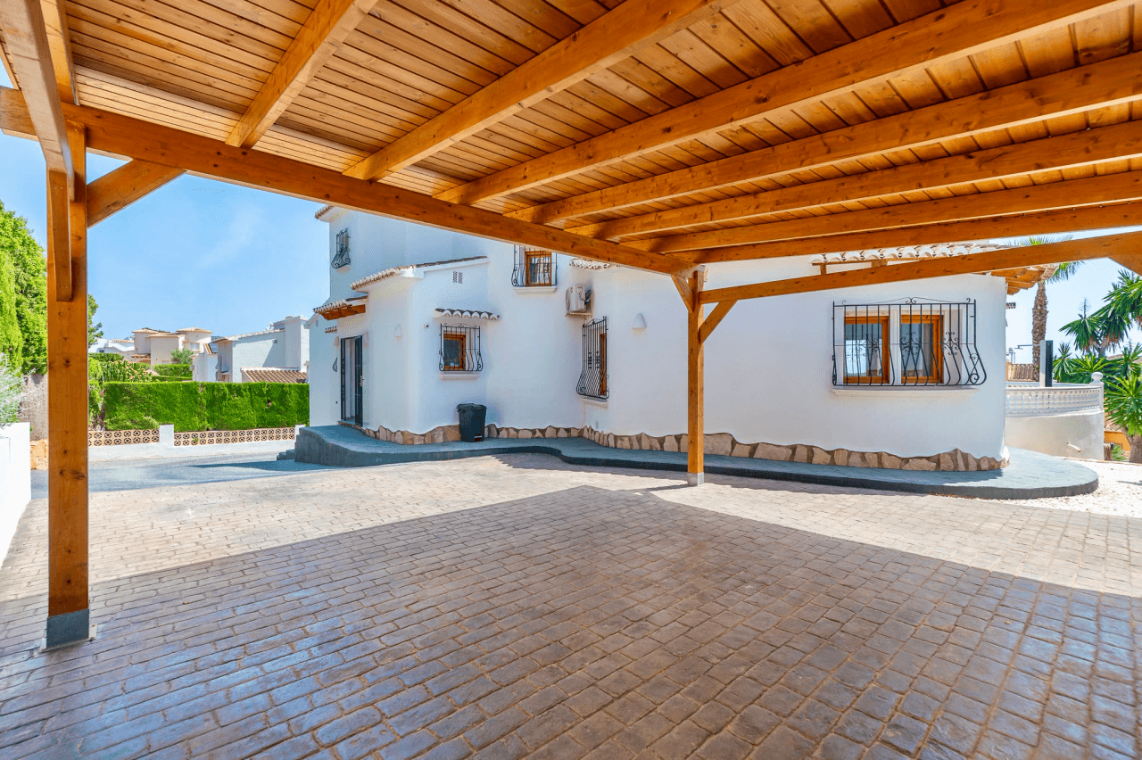 Exclusieve, trendy en volledig gerenoveerde villa met panoramisch zeezicht te koop in Moraira – toplocatie nabij centrum en strand