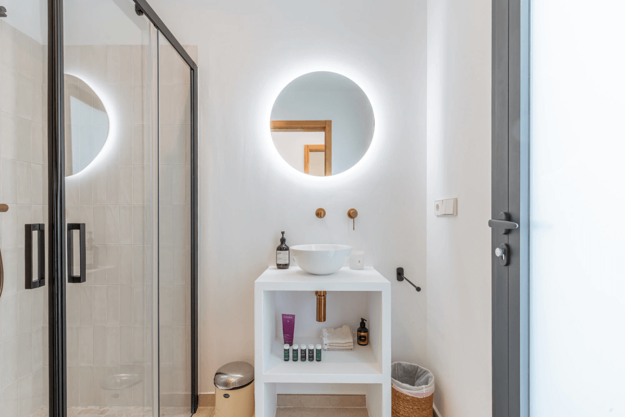 Ibiza Style Luxe Villa in Moraira — Mediterrane Elegantie op Slechts 1 km van Zee