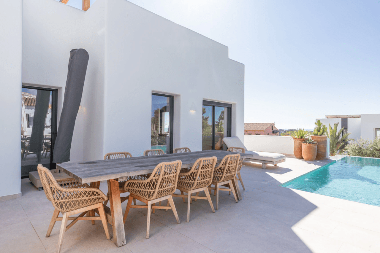 Ibiza Style Luxe Villa in Moraira — Mediterrane Elegantie op Slechts 1 km van Zee