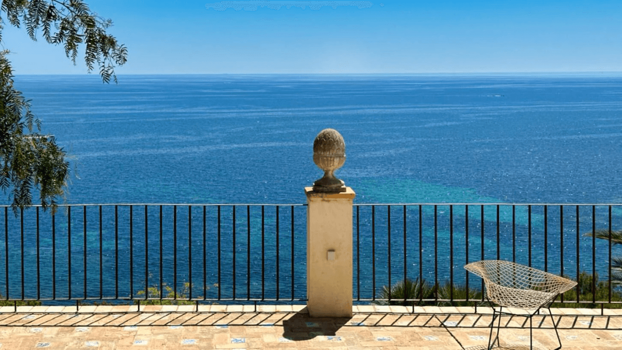 Exclusive Mediterranean villa facing the sea in Altea