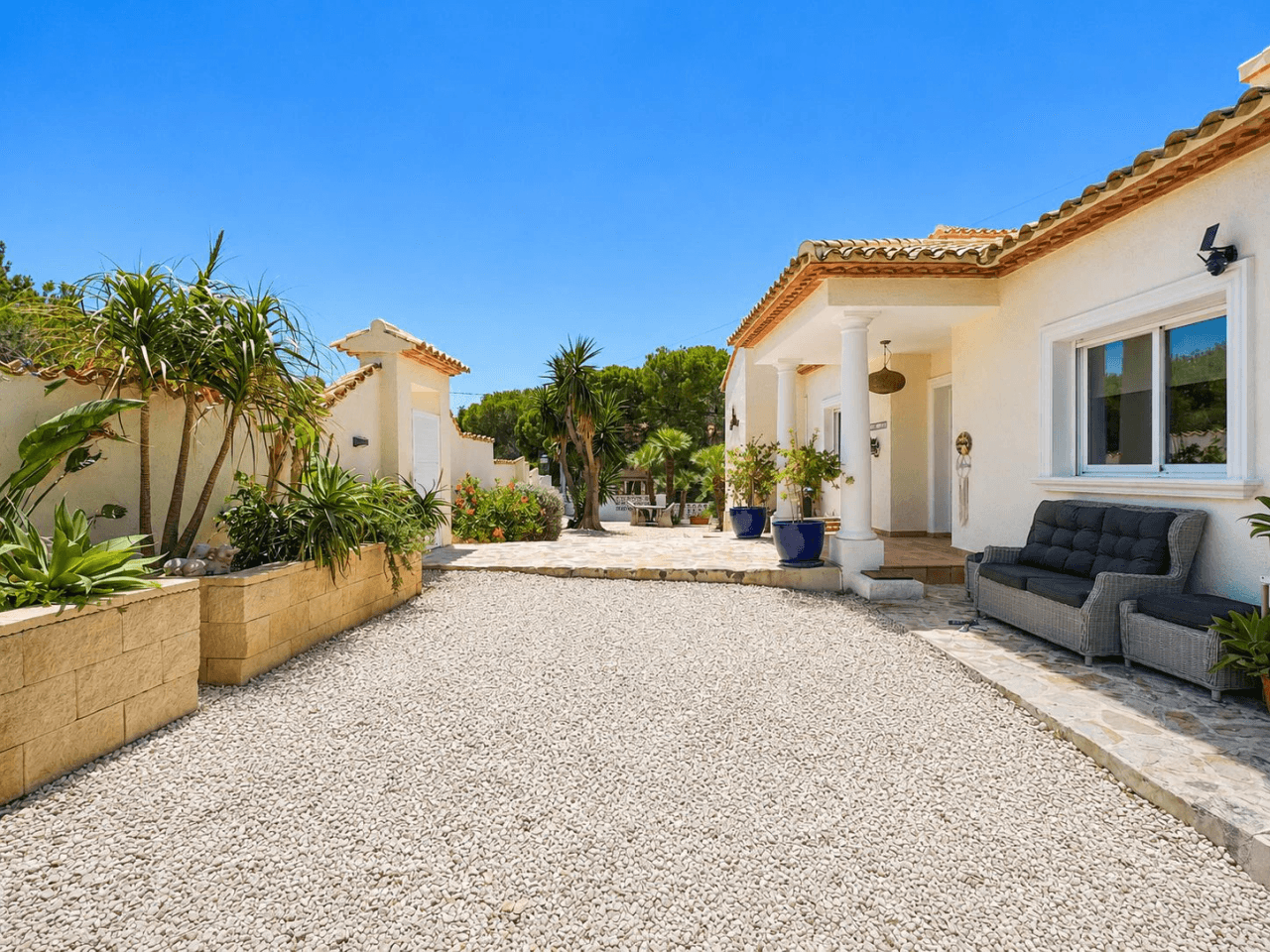 South-Facing Villa with Panoramic Sea and Mountain Views in Excellent Condition
