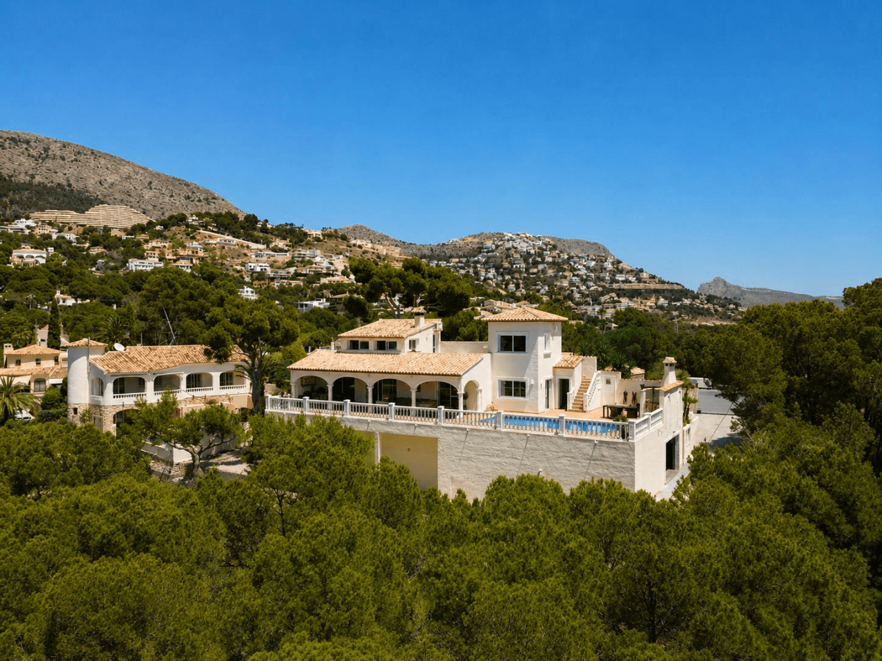 South-Facing Villa with Panoramic Sea and Mountain Views in Excellent Condition