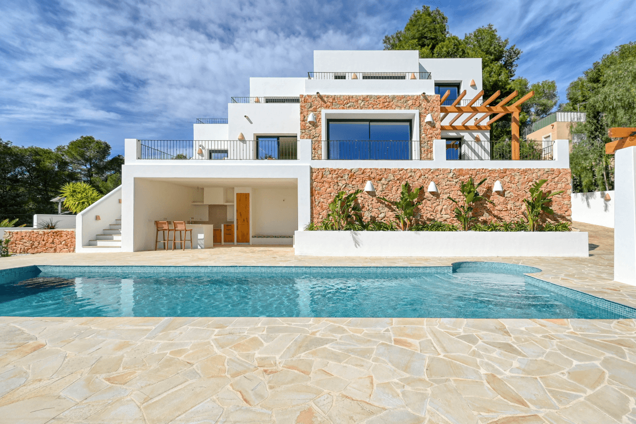 Exclusive design villa in Moraira with luxury outdoor living and panoramic views.
