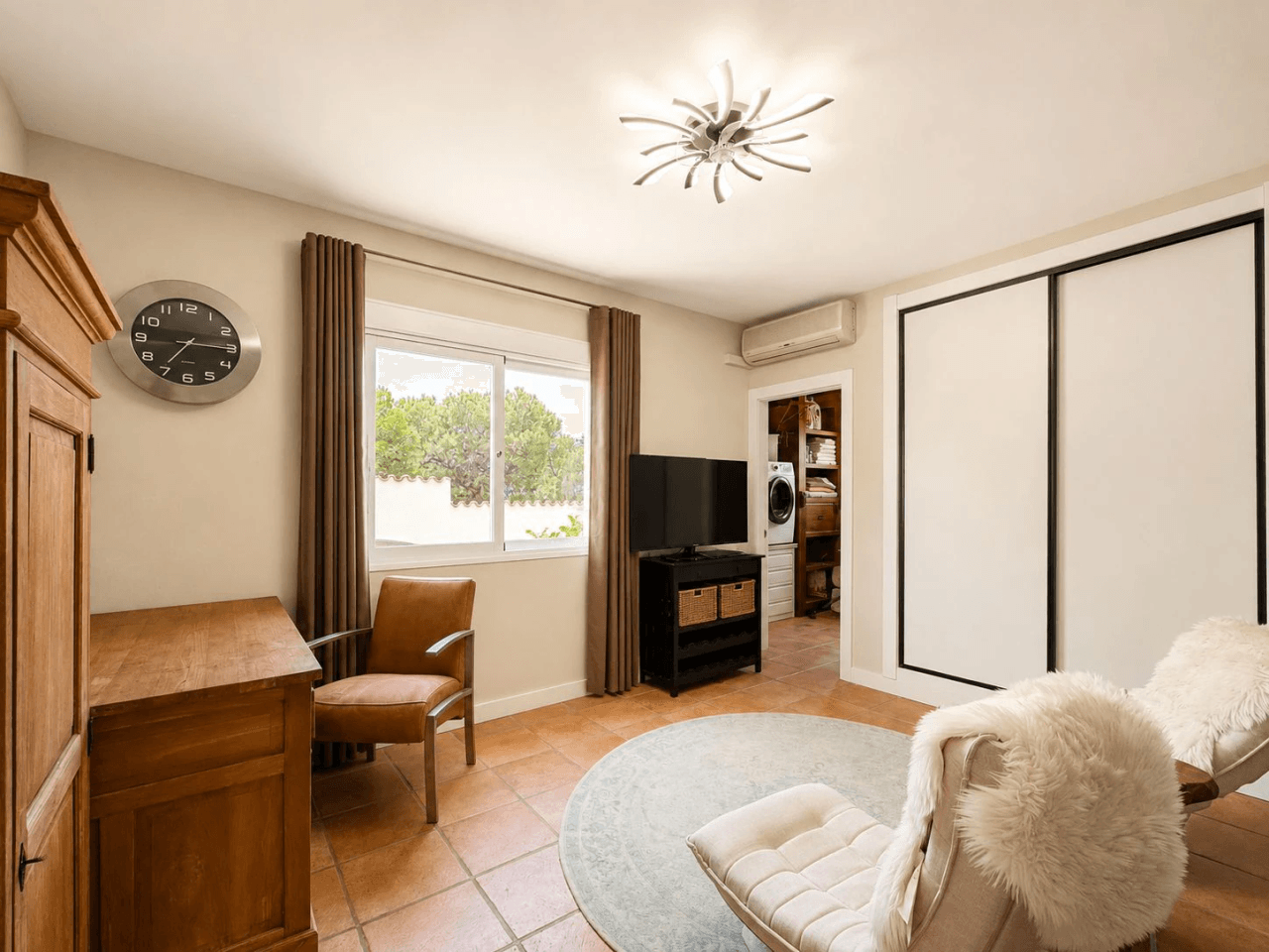 South-Facing Villa with Panoramic Sea and Mountain Views in Excellent Condition