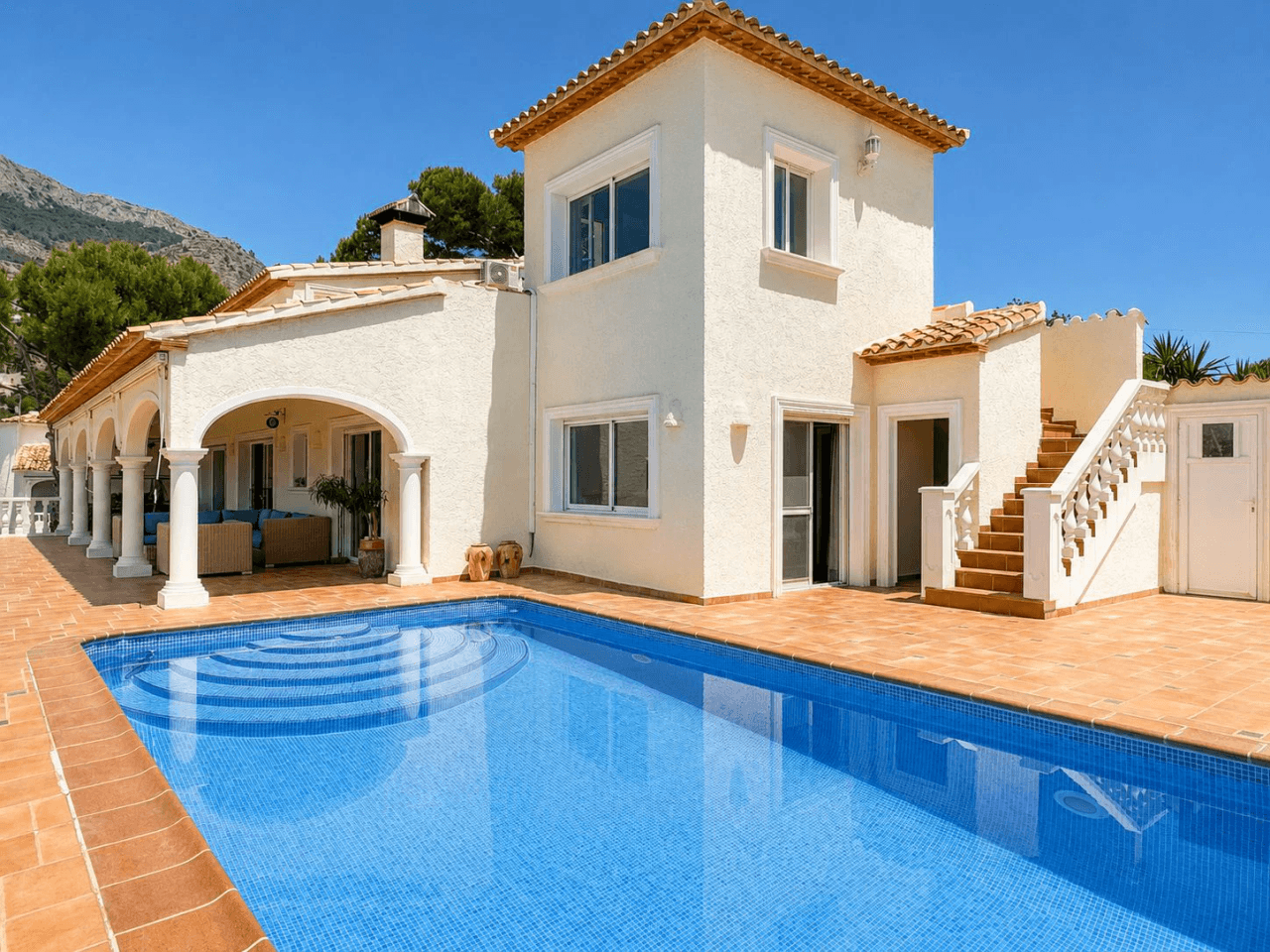 South-Facing Villa with Panoramic Sea and Mountain Views in Excellent Condition