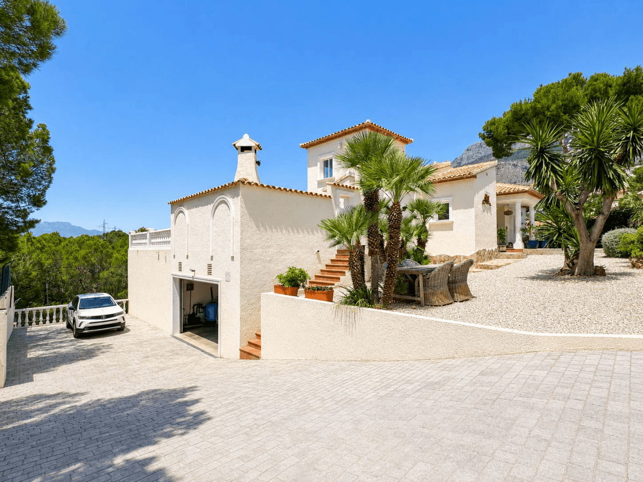 South-Facing Villa with Panoramic Sea and Mountain Views in Excellent Condition
