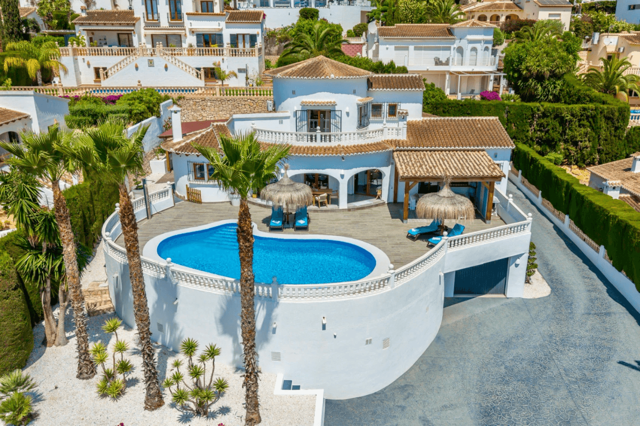 Exclusive, trendy, and fully renovated villa with panoramic sea views for sale in Moraira – prime location near the center and beach.