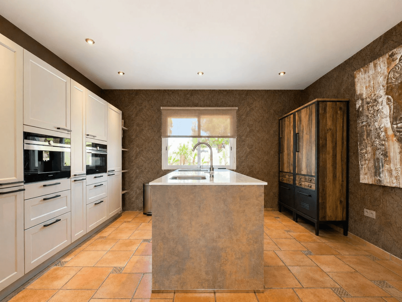 South-Facing Villa with Panoramic Sea and Mountain Views in Excellent Condition