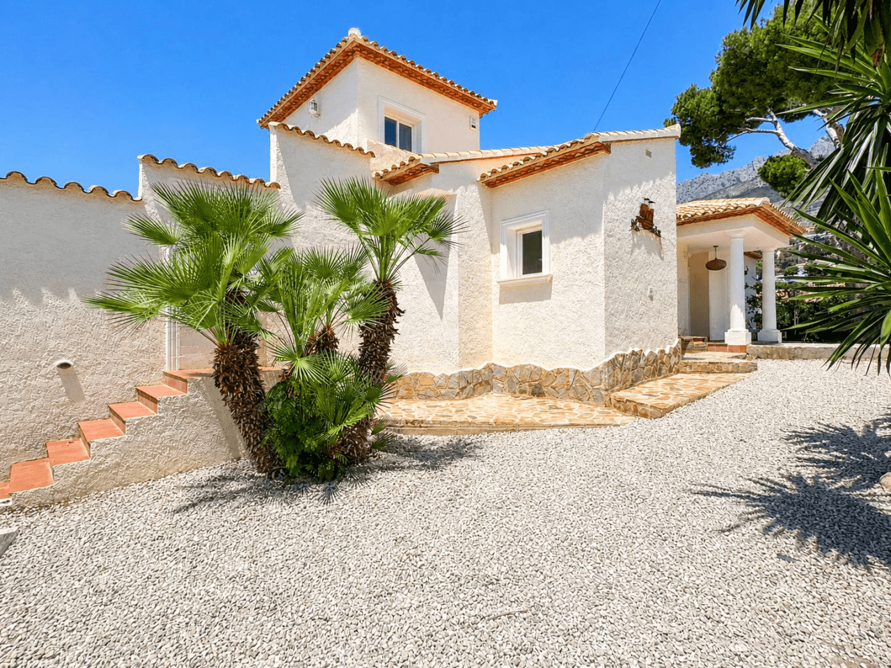 South-Facing Villa with Panoramic Sea and Mountain Views in Excellent Condition