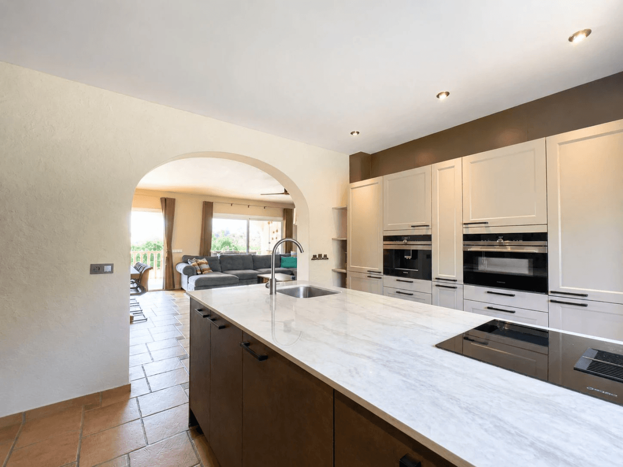 South-Facing Villa with Panoramic Sea and Mountain Views in Excellent Condition