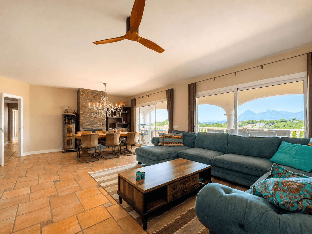 South-Facing Villa with Panoramic Sea and Mountain Views in Excellent Condition