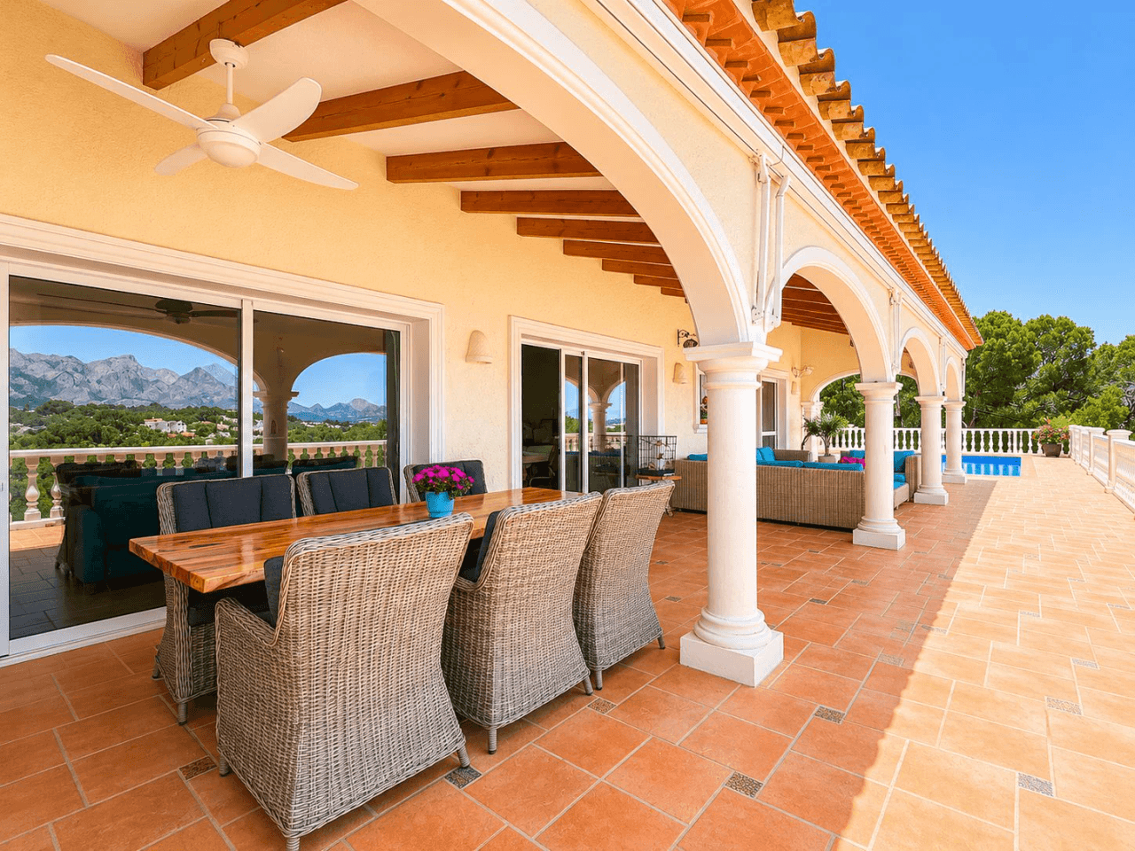 South-Facing Villa with Panoramic Sea and Mountain Views in Excellent Condition