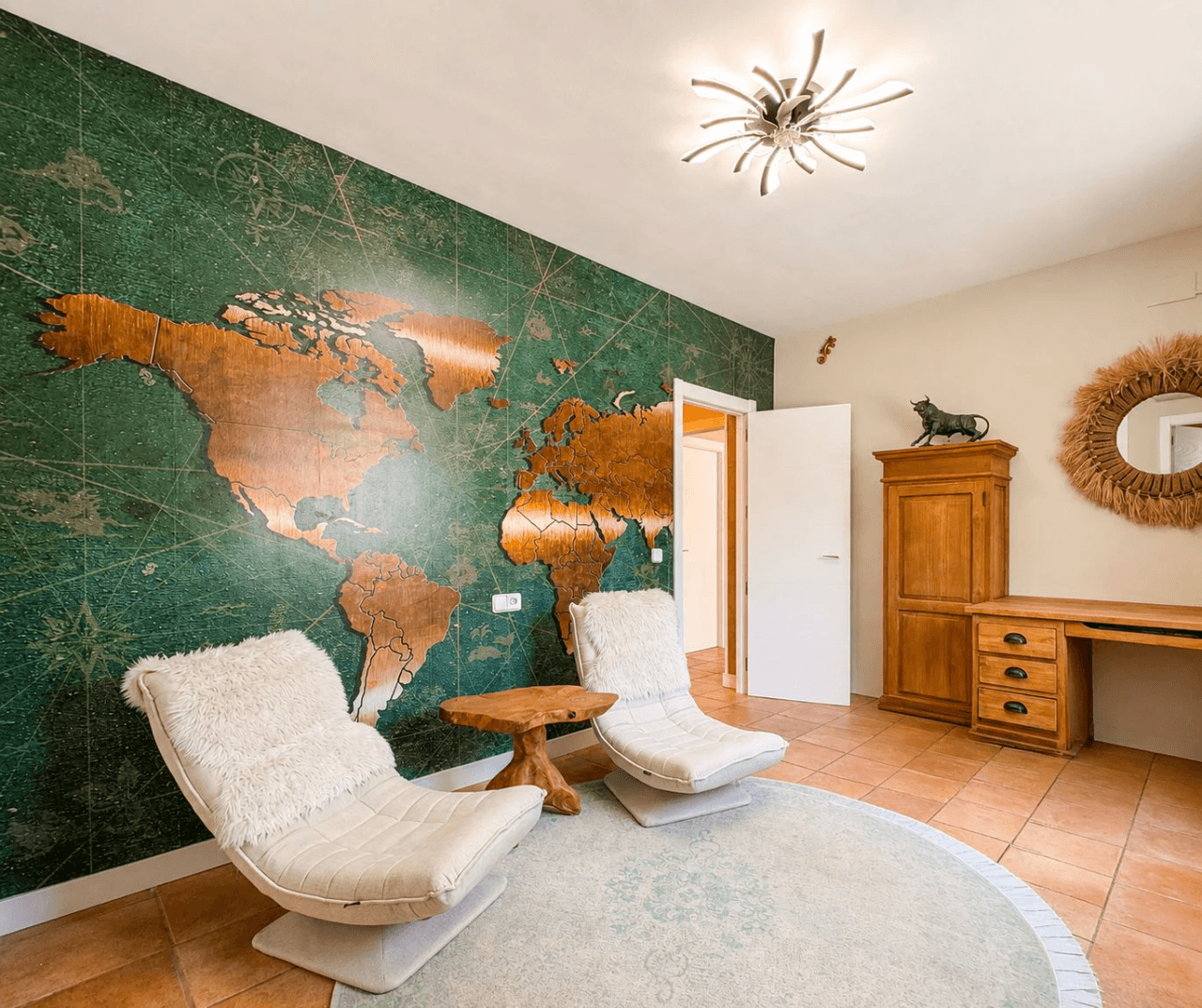 South-Facing Villa with Panoramic Sea and Mountain Views in Excellent Condition