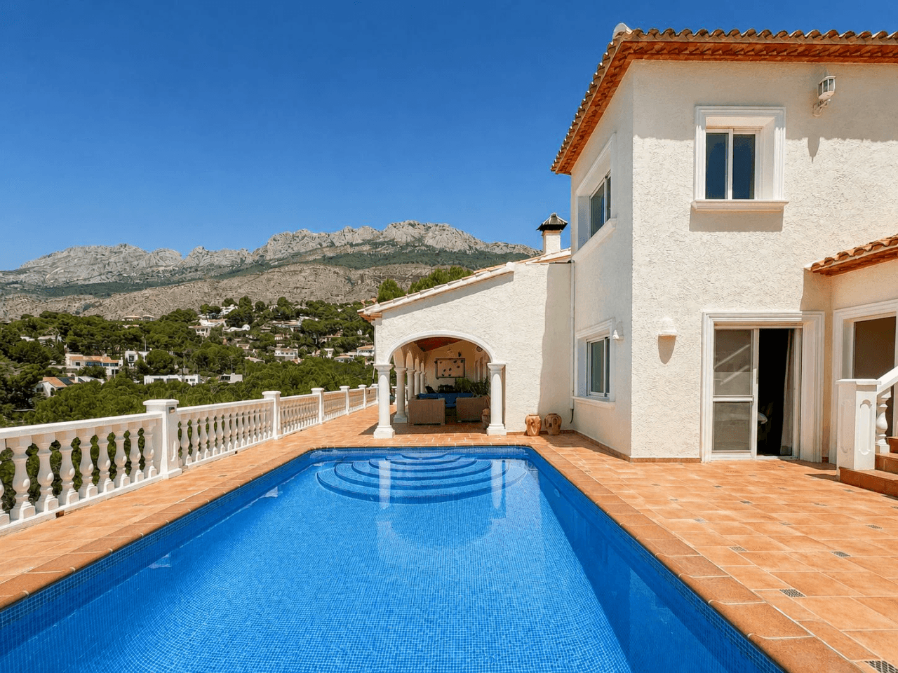 South-Facing Villa with Panoramic Sea and Mountain Views in Excellent Condition