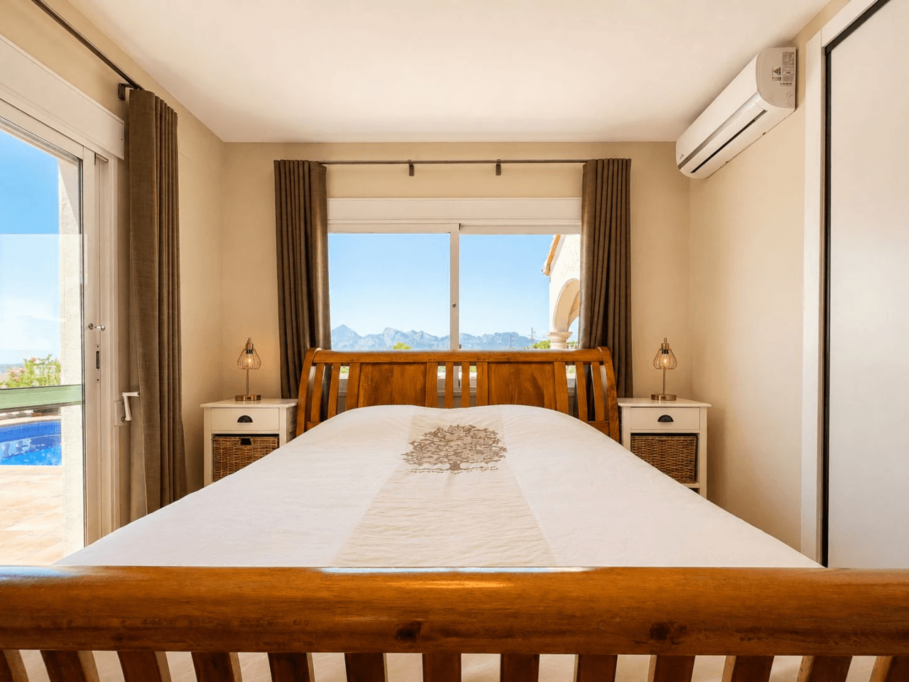 South-Facing Villa with Panoramic Sea and Mountain Views in Excellent Condition