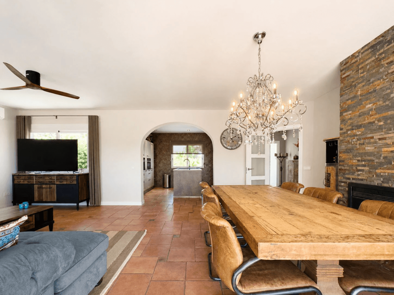 South-Facing Villa with Panoramic Sea and Mountain Views in Excellent Condition