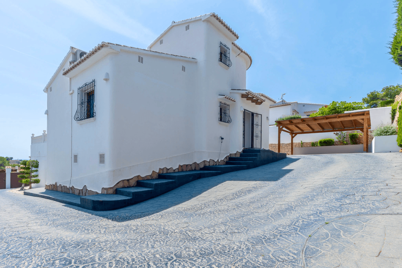 Exclusive, trendy, and fully renovated villa with panoramic sea views for sale in Moraira – prime location near the center and beach.