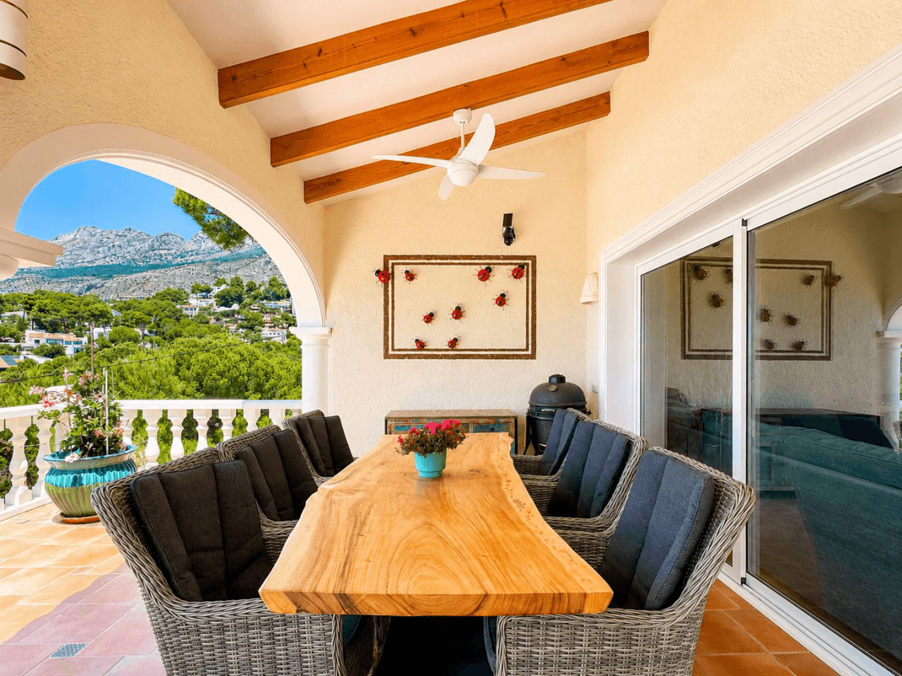 South-Facing Villa with Panoramic Sea and Mountain Views in Excellent Condition