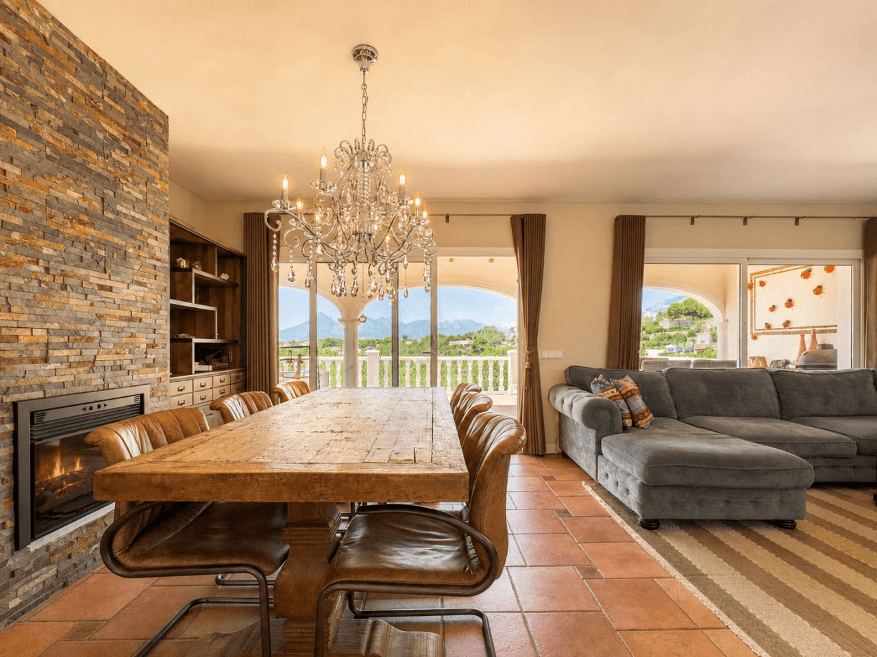 South-Facing Villa with Panoramic Sea and Mountain Views in Excellent Condition