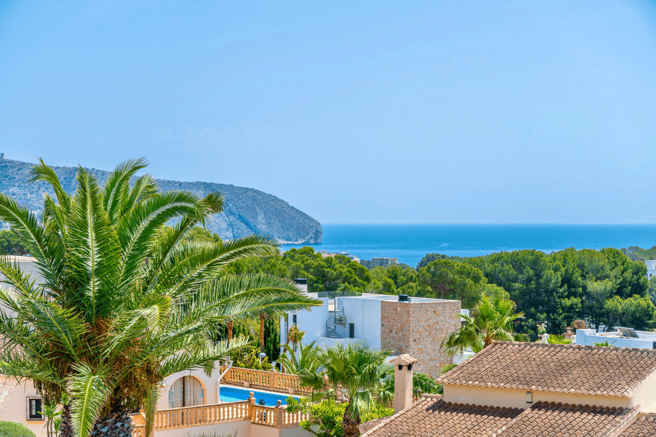 Exclusive, trendy, and fully renovated villa with panoramic sea views for sale in Moraira – prime location near the center and beach.