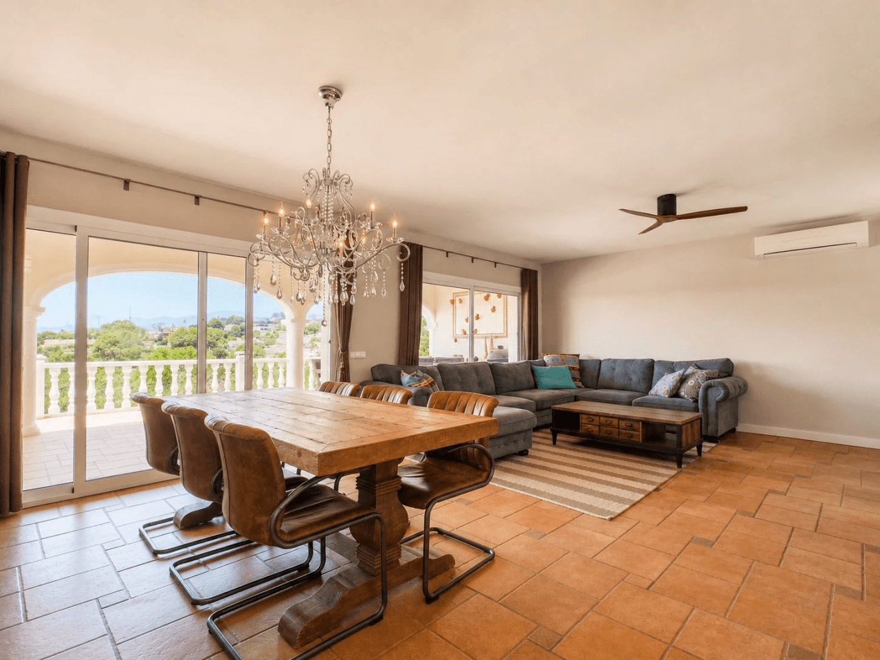 South-Facing Villa with Panoramic Sea and Mountain Views in Excellent Condition