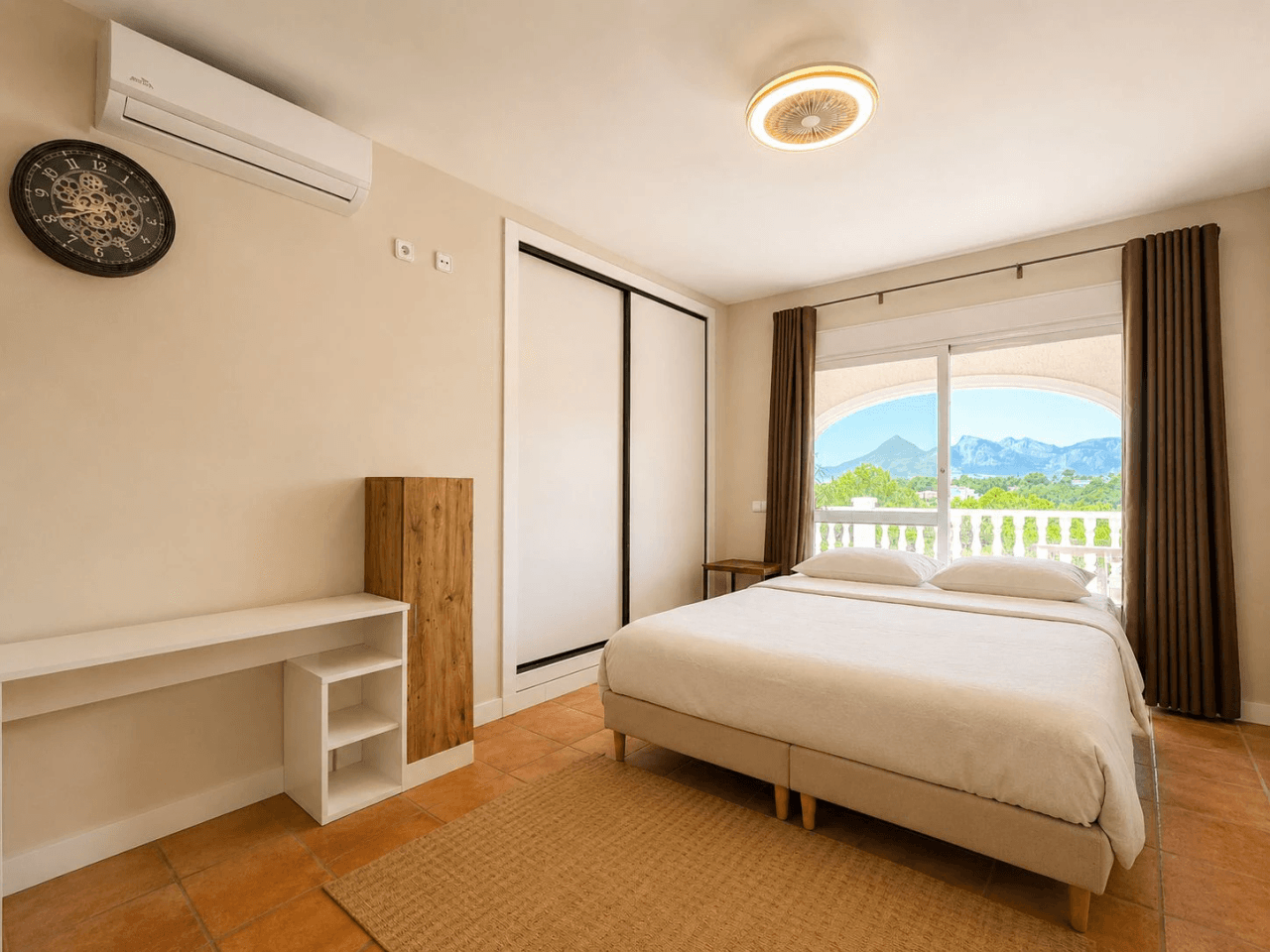 South-Facing Villa with Panoramic Sea and Mountain Views in Excellent Condition
