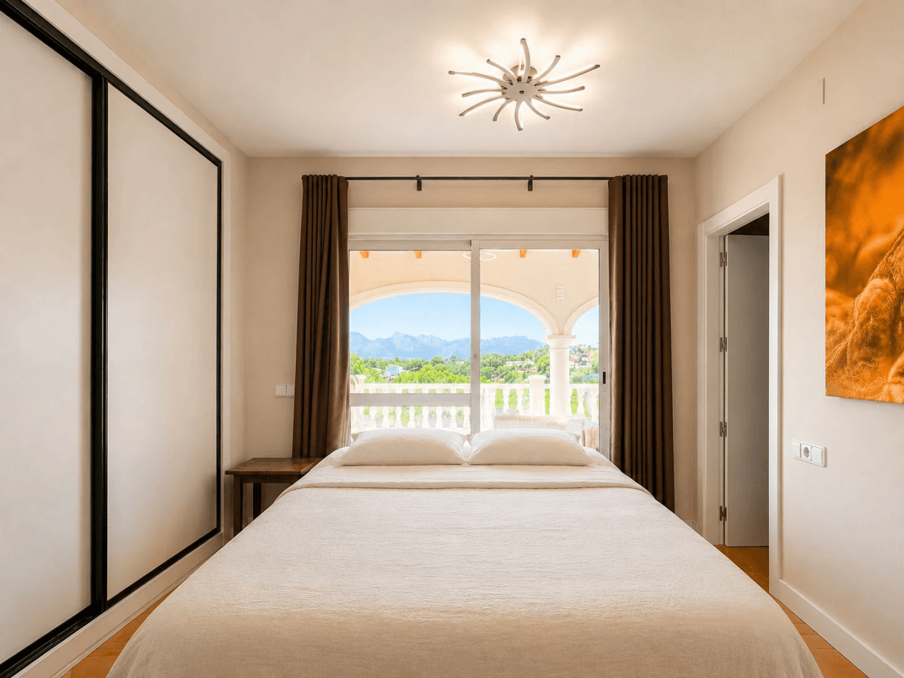 South-Facing Villa with Panoramic Sea and Mountain Views in Excellent Condition