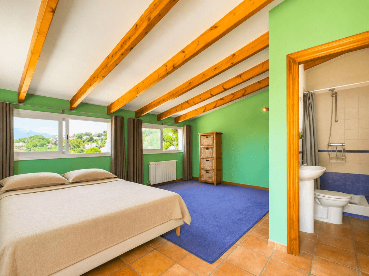 South-Facing Villa with Panoramic Sea and Mountain Views in Excellent Condition