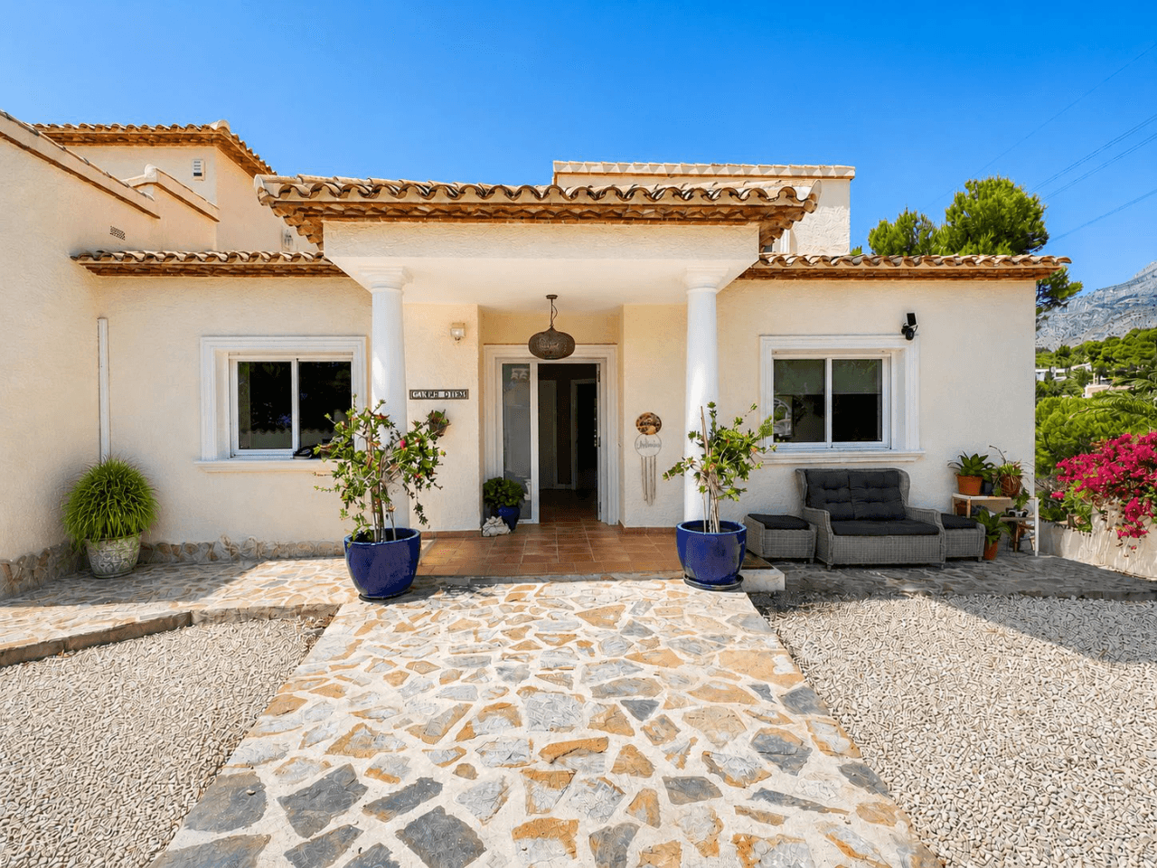 South-Facing Villa with Panoramic Sea and Mountain Views in Excellent Condition