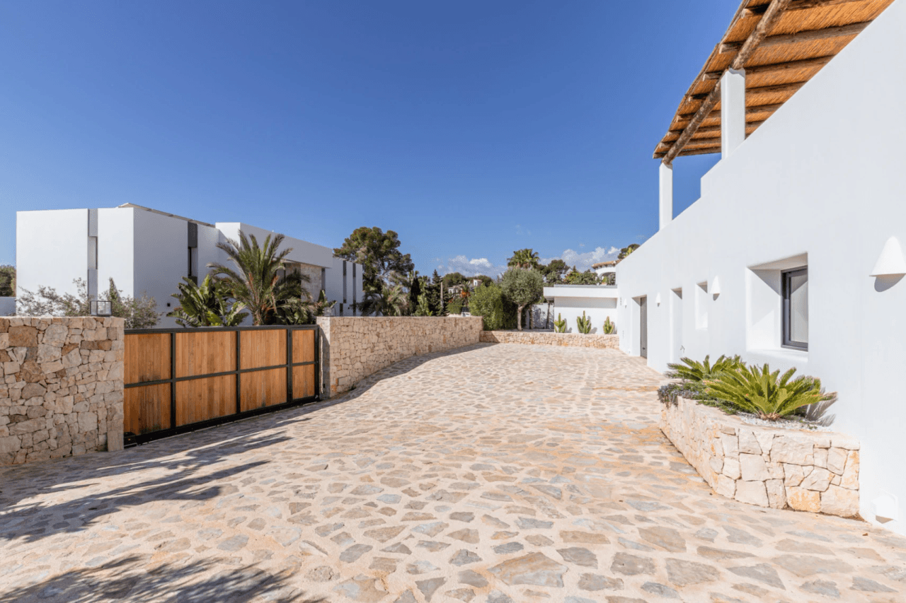 Ibiza Style Luxury Villa in Moraira — Mediterranean Elegance Just 1 km from the Sea
