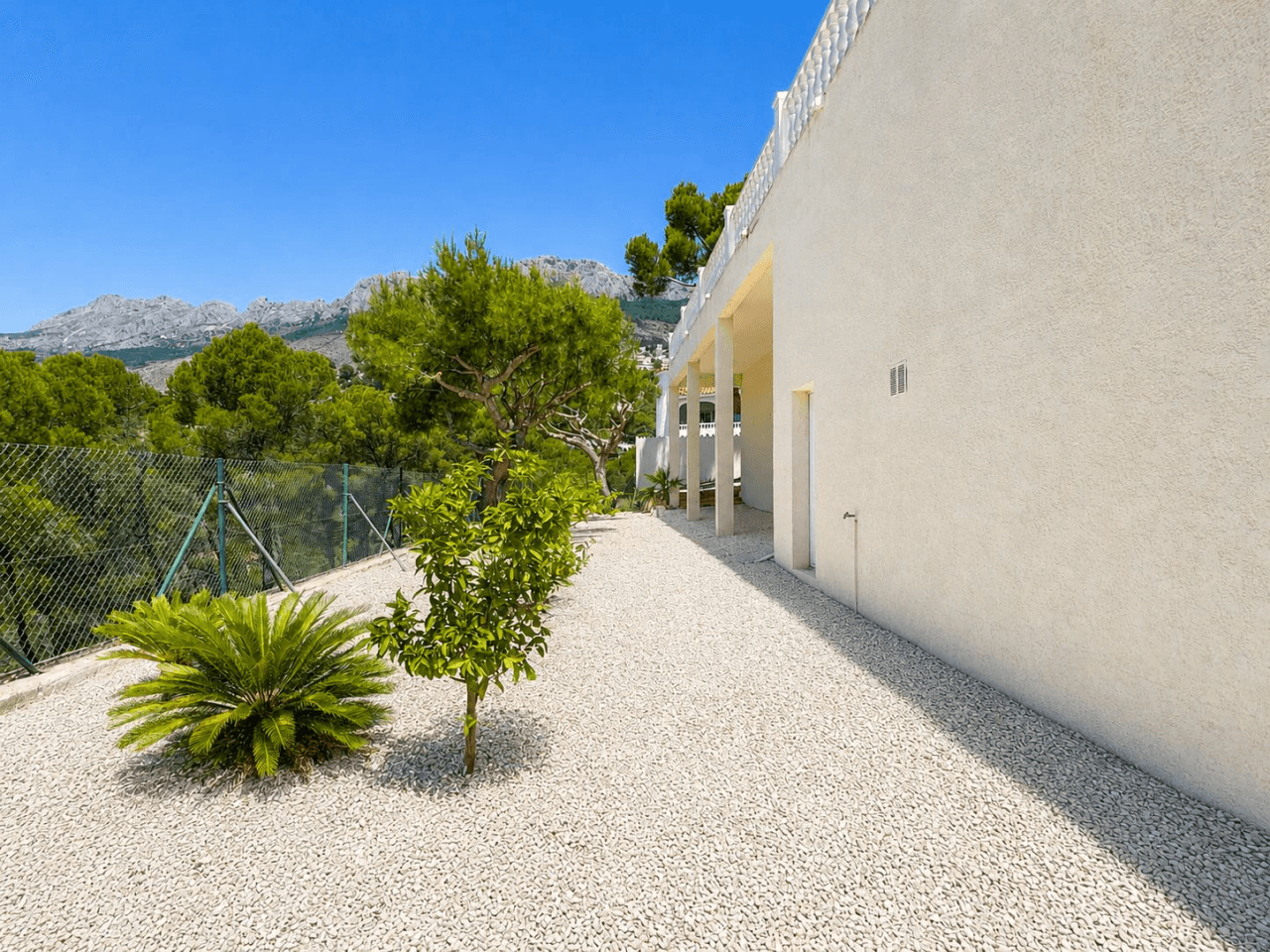South-Facing Villa with Panoramic Sea and Mountain Views in Excellent Condition