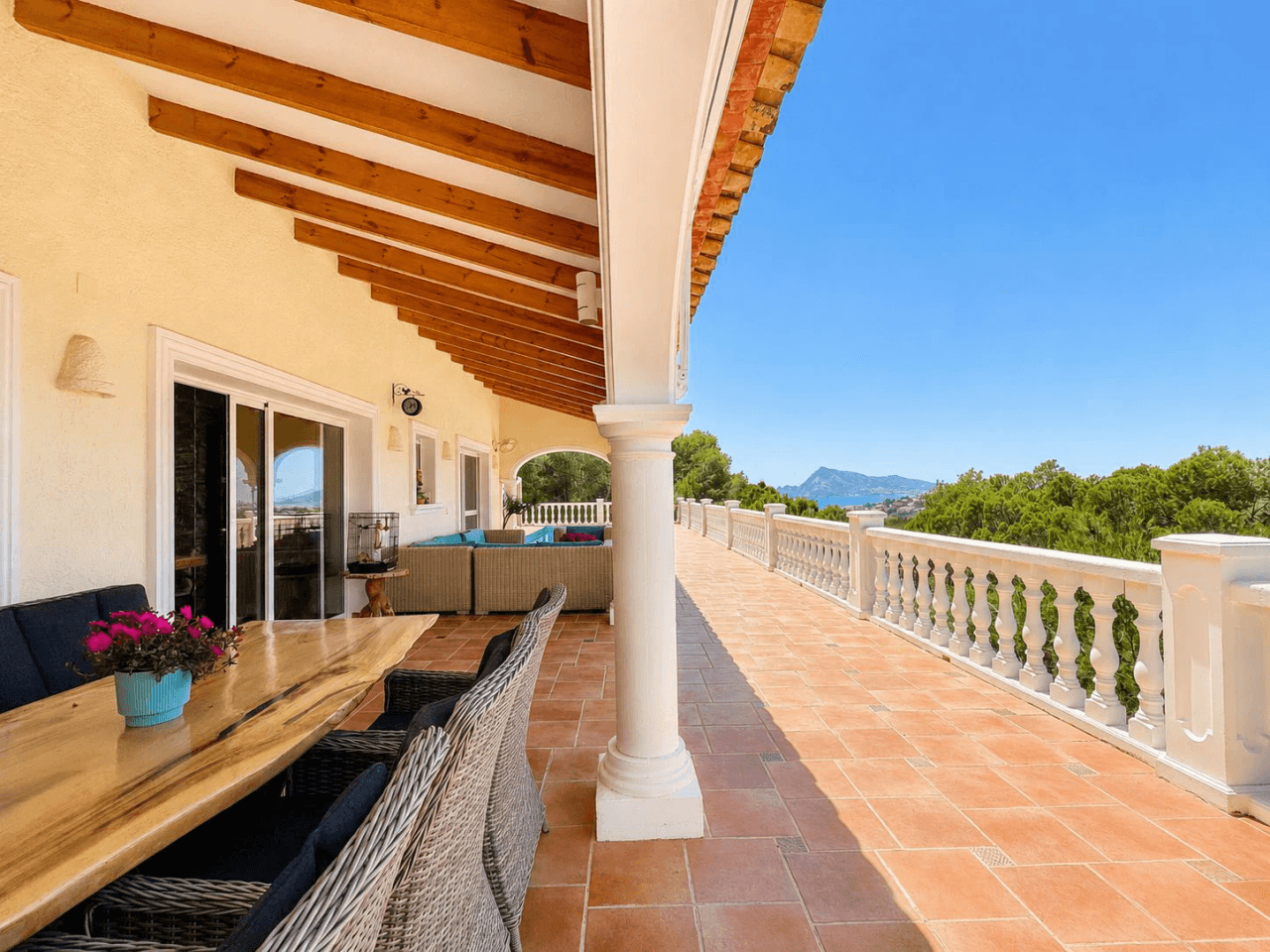 South-Facing Villa with Panoramic Sea and Mountain Views in Excellent Condition