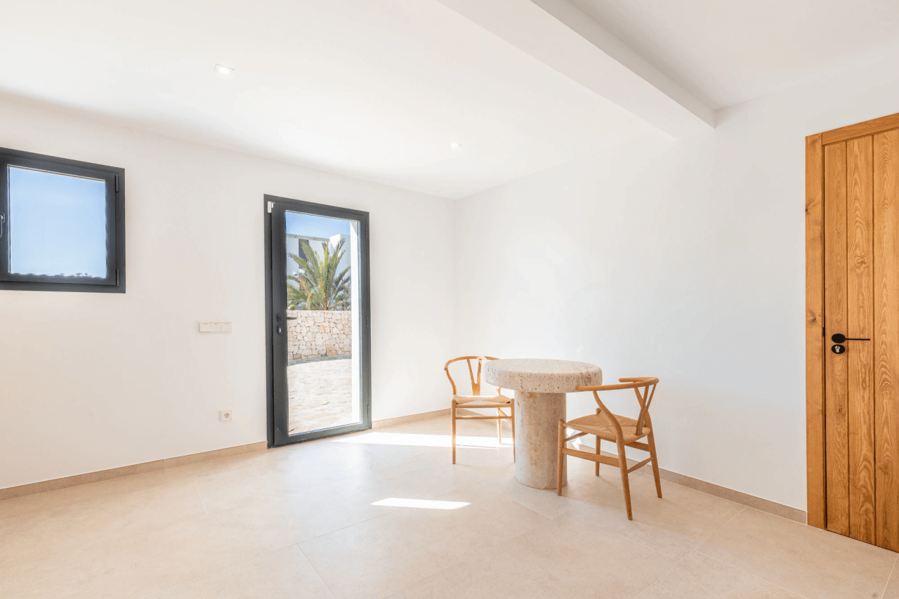 Villa de Lujo Estilo Ibiza en Moraira — Elegancia Mediterránea a Solo 1 km del Mar