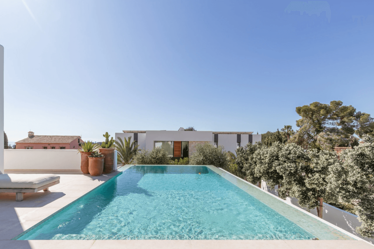 Villa de Lujo Estilo Ibiza en Moraira — Elegancia Mediterránea a Solo 1 km del Mar